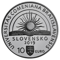 Strieborná zberateľská minca v hodnote 10 eur k 100. výročiu založenia Univerzity Komenského v Bratislave
Univerzity boli od svojich prvopočiatkov považované za stánky vzdelávania a vedy a za reprezentantov kultúrnej vyspelosti národa a štátu. Prvá slovenská vysoká škola univerzitného typu – Univerzita Komenského – začala svoju činnosť v Bratislave koncom roka 1919. Prvou fakultou, ktorá otvorila brány vzdelávania slovenským študentom bola Lekárska fakulta UK. Právnická a filozofická fakulta začali svoju činnosť o dva roky neskôr (1921), prírodovedecká až v roku 1940. Významnú úlohu pri vzniku univerzity zohrali učitelia a vedeckí pracovníci z Čiech, najmä z pražskej Karlovej univerzity, ktorí spoločne so slovenskými kolegami prijali výzvu budovať najvyššiu slovenskú vedeckú a vzdelávaciu inštitúciu. V súčasnosti je univerzita medzinárodne uznávanou vzdelávacou a vedeckou inštitúciou. Má 13 fakúlt, na ktorých študuje takmer 24 tisíc študentov.