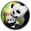 Populárne súpravy Panda „Noc & Deň“ boli vylepšené novou inovatívnou farebnou technikou. Mince Panda z 30 gramov striebra z roku 2019 zobrazujú Pandu s dieťaťom Pandy v náručí - jeden motív v noci, druhý motív vo dne. Investori a zberatelia milujú čínske mince Panda, čo z nich robí jednu z najpopulárnejších zlatých a strieborných mincí na svete. Táto sada obsahuje jeden z najikonickejších pôvodných druhov zvierat v Číne, pandu obrovskú. Prvé strieborné mince Panda boli vydané v roku 1983. Každý rok sú mince Panda v zlatej a striebornej farbe vyrazené v novom dizajne. Najčastejšie je medvedík Panda zobrazený v prírodnom prostredí. Na zadnej strane je vždy taoistický „chrám nebies“ v Pekingu. Obe mince sú chránené kapsulami a budú dodané v kvalitnej drevenej krabičke spolu s produktovou kartou.