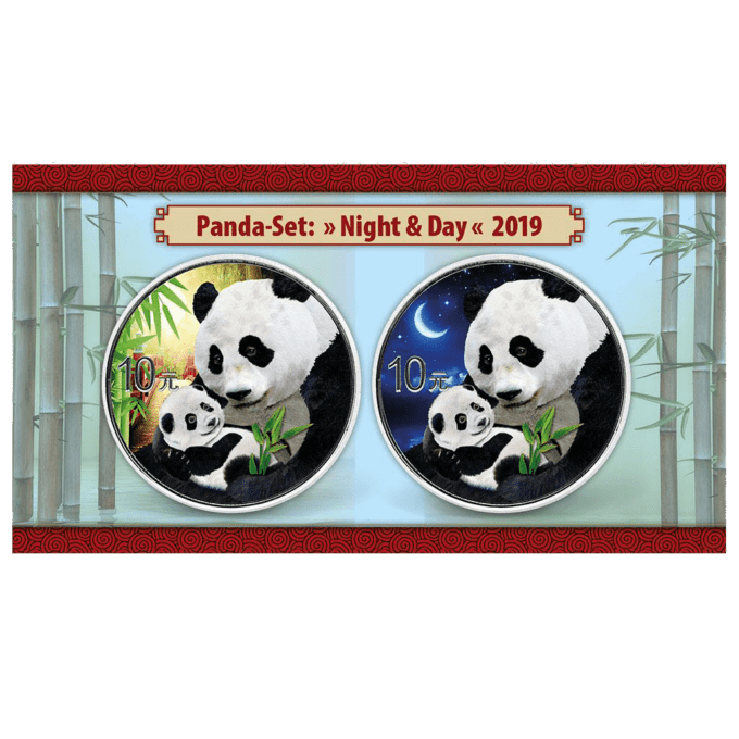 Populárne súpravy Panda „Noc & Deň“ boli vylepšené novou inovatívnou farebnou technikou. Mince Panda z 30 gramov striebra z roku 2019 zobrazujú Pandu s dieťaťom Pandy v náručí - jeden motív v noci, druhý motív vo dne. Investori a zberatelia milujú čínske mince Panda, čo z nich robí jednu z najpopulárnejších zlatých a strieborných mincí na svete. Táto sada obsahuje jeden z najikonickejších pôvodných druhov zvierat v Číne, pandu obrovskú. Prvé strieborné mince Panda boli vydané v roku 1983. Každý rok sú mince Panda v zlatej a striebornej farbe vyrazené v novom dizajne. Najčastejšie je medvedík Panda zobrazený v prírodnom prostredí. Na zadnej strane je vždy taoistický „chrám nebies“ v Pekingu. Obe mince sú chránené kapsulami a budú dodané v kvalitnej drevenej krabičke spolu s produktovou kartou.