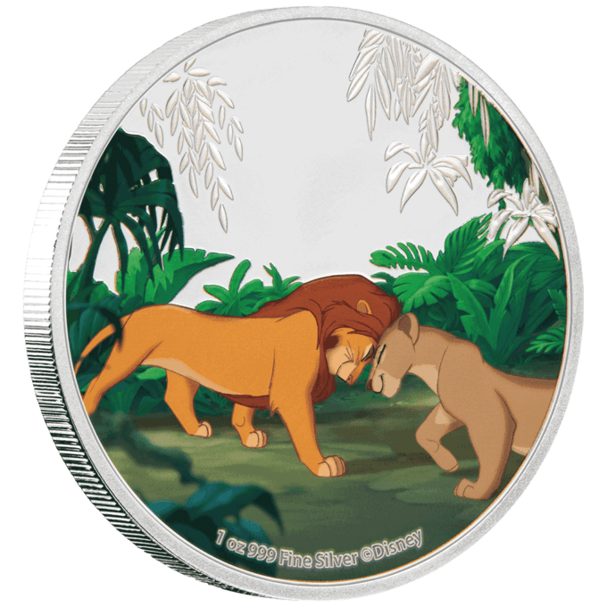 Táto špeciálna sada mincí oslavuje 25. výročie filmu Disney ™ „The Lion King“ ™, ktorý bol prvýkrát uvedený v roku 1994. Prvý set v novej sérii „The Lion King“ od novozélandskej mincovne obsahuje štyri mince s rôznymi motívmi. Každá minca vyrobená z jednej unce striebra 99,9% obsahuje oficiálne licencovaný obrázok Simby v kľúčovej scéne filmu. Dizajn taktiež obsahuje logo Disney ™ a nápis „THE LION KING 25. VÝROČIE“. Limitovaná strieborná sada je dodávaná v balení v štýle knihy rozprávok zdobenej mixom obrázkov z filmu.