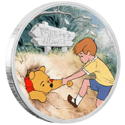 Táto strieborná minca, ktorú vyrazila novozélandská mincovňa, je tretím vydaním série „Medvedík Pú“. Farebný motív zobrazuje okamih, keď sa Christopher Robin pokúša vytiahnuť svojho priateľa Macka Pú z domu Králika. Zjedol príliš veľa medu a uviazol vo vchode do králičej nory. Na rube mince je zobrazený portrét Jej Veličenstva kráľovnej Alžbety II., Rok vydania 2021 a nápisy „ALŽBETA II“, „NIUE“ a „DVA DOLÁRE“. Pôvodný „Medvedík Pú“ vznikol už v 20. rokoch 20. storočia. V tom čase to bola literárna postava od autora Alana Alexandra Milneho, ktorá neskôr slúžila ako vzor pre adaptácie Disney ™. Odvtedy sú Macko Pú a jeho priatelia Prasiatko, Tiger a ostatní obzvlášť obľúbení u detí. Mince boli vyrazené z jednej unce čistého striebra. Razba je celosvetovo obmedzená iba na 3 000 kusov. Strieborná minca v proof kvalite je dodávaná v originálnej krabičke vrátane certifikátu pravosti.