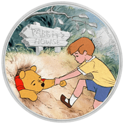 Táto strieborná minca, ktorú vyrazila novozélandská mincovňa, je tretím vydaním série „Medvedík Pú“. Farebný motív zobrazuje okamih, keď sa Christopher Robin pokúša vytiahnuť svojho priateľa Macka Pú z domu Králika. Zjedol príliš veľa medu a uviazol vo vchode do králičej nory. Na rube mince je zobrazený portrét Jej Veličenstva kráľovnej Alžbety II., Rok vydania 2021 a nápisy „ALŽBETA II“, „NIUE“ a „DVA DOLÁRE“. Pôvodný „Medvedík Pú“ vznikol už v 20. rokoch 20. storočia. V tom čase to bola literárna postava od autora Alana Alexandra Milneho, ktorá neskôr slúžila ako vzor pre adaptácie Disney ™. Odvtedy sú Macko Pú a jeho priatelia Prasiatko, Tiger a ostatní obzvlášť obľúbení u detí. Mince boli vyrazené z jednej unce čistého striebra. Razba je celosvetovo obmedzená iba na 3 000 kusov. Strieborná minca v proof kvalite je dodávaná v originálnej krabičke vrátane certifikátu pravosti.