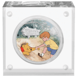 Táto strieborná minca, ktorú vyrazila novozélandská mincovňa, je tretím vydaním série „Medvedík Pú“. Farebný motív zobrazuje okamih, keď sa Christopher Robin pokúša vytiahnuť svojho priateľa Macka Pú z domu Králika. Zjedol príliš veľa medu a uviazol vo vchode do králičej nory. Na rube mince je zobrazený portrét Jej Veličenstva kráľovnej Alžbety II., Rok vydania 2021 a nápisy „ALŽBETA II“, „NIUE“ a „DVA DOLÁRE“. Pôvodný „Medvedík Pú“ vznikol už v 20. rokoch 20. storočia. V tom čase to bola literárna postava od autora Alana Alexandra Milneho, ktorá neskôr slúžila ako vzor pre adaptácie Disney ™. Odvtedy sú Macko Pú a jeho priatelia Prasiatko, Tiger a ostatní obzvlášť obľúbení u detí. Mince boli vyrazené z jednej unce čistého striebra. Razba je celosvetovo obmedzená iba na 3 000 kusov. Strieborná minca v proof kvalite je dodávaná v originálnej krabičke vrátane certifikátu pravosti.