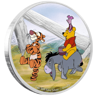 Táto strieborná minca, ktorú vyrazila mincovňa Nového Zélandu, je štvrtým a posledným vydaním série „Medvedík Pú“. Farebný motív zobrazuje Macka Pú a jeho priateľov Prasiatko, Tigra a Somárika. Tigger vedie skupinu šťastne, zatiaľ čo Pú sedí na Somáriku so svojím hrnčekom na med s Prasiatkom na hlave. Na zadnej strane je zobrazený portrét Jej Veličenstva kráľovnej Alžbety II., rok vydania 2021 a nápisy „ALŽBETA II“, „NIUE“ a „DVA DOLÁRE“. Pôvodný „Medvedík Pú“ vznikol už v 20. rokoch 20. storočia. V tom čase to bola literárna postava od autora Alana Alexandra Milneho, ktorá neskôr slúžila ako vzor pre adaptácie Disney ™. Odvtedy sú Macko Pú a jeho priatelia Prasiatko, Tiger a ostatní obzvlášť obľúbení u detí. Mince boli vyrazené z jednej unce čistého striebra. Razba je celosvetovo obmedzená iba na 3 000 kusov. Strieborná minca v proof kvalite je dodávaná v originálnej krabičke vrátane certifikátu pravosti.
