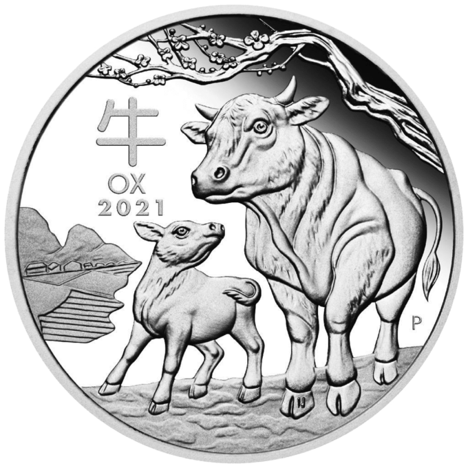 Táto sada obsahuje tri mince z austrálskej lunárnej série III od Perth Mint. Každá minca bola vyrazená z jednej unce striebra - jedna minca je v proof kvalite, jedna farebná a jedna minca s čiastočným pozlátením. Mince sú venované Roku vola. Vôl je po myši druhým zvieraťom v čínskom kalendári zverokruhu. Druhé vydanie 12-ročnej série Lunar III obsahuje obraz Vola medzi bambusovými stonkami. V dizajne sú tiež zahrnuté čínske znaky, nápis „OX 2021“ a tradičná značka mincovne „P“. Voly majú obrovské množstvo pracovnej sily a sú najstaršími zdokumentovanými ťažnými zvieratami, ktoré sa používajú v poľnohospodárstve a iných oblastiach. Tí, ktorí sa narodili v znamení čínskeho vola, sú považovaní za priateľských, inteligentných, čestných a spoľahlivých. Vyznačujú sa vysokou pracovnou morálkou, logickým myslením a vyrovnanosťou. Na zadnej strane je portrét kráľovnej Alžbety II., nominálna hodnota a rýdzosť mince. Limitovaná sada troch mincí je dodávaná v originálnej krabičke od Perth Mint vrátane očíslovaného certifikátu pravosti.