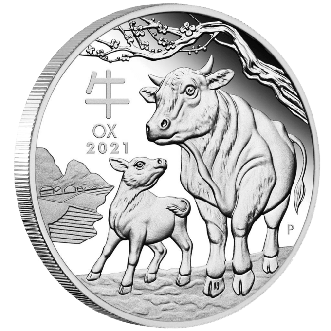 Nová sada mincí austrálskej lunárnej série III Perth Mint je venovaná roku Vola. Vôl je po myši druhým zvieraťom v čínskom kalendári zverokruhu. Druhé vydanie 12-ročnej série Lunar III obsahuje obraz vola a jeho teľaťa stojaceho na brehu rieky vo vidieckom prostredí. V dizajne sú tiež zahrnuté čínske znaky pre „Ox“, nápis „OX 2021“ a tradičná značka mincovne Perth „P“. Voly majú obrovskú pracovnú silu a sú najstaršími zdokumentovanými ťažnými zvieratami, ktoré sa používajú v poľnohospodárstve a iných oblastiach. Tí, ktorí sa narodili v znamení čínskeho vola, sú považovaní za priateľských, inteligentných, čestných a spoľahlivých. Vyznačujú sa vysokou pracovnou morálkou, logickým myslením a vyrovnanosťou. Na zadnej strane je portrét kráľovnej Alžbety II., nominálna hodnota a rýdzosť. Limitovaná sada v kvalite proof sa dodáva v originálnom balení vrátane očíslovaného certifikátu pravosti od spoločnosti Perth Mint.