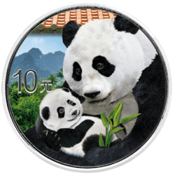 Čínska minca Panda je jednou z najobľúbenejších investičných mincí. Mince „Panda“ sú razené v zlate a striebre a majú každý rok nový dizajn. Táto kolorovaná strieborná minca obsahuje 1 oz 0,999 rýdzeho striebra a je na nej vyobrazenie matky pandy, ktorá drží svoje mláďa. Taoistický chrám nebies v Pekingu je vždy zobrazený na zadnej strane mince. Mince boli zafarbené inovatívnou farebnou technikou a sú dodávané v kapsuli vrátane produktovej karty.
