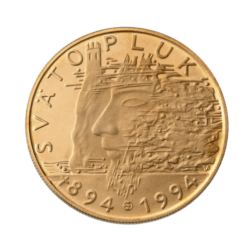 Veľkomoravský panovník Svätopluk - 1100. výročie úmrtia
Pamätná zlatá minca v hodnote 5 000 Sk
V roku 833 vznikol spojením Nitrianskeho a Moravského kniežatstva v strede Európy nový štátny útvar - Veľká Morava, najstarší štát západných Slovanov a prvý spoločný štát predkov slovenského a českého národa.
Svätopluk, pôvodne nitrianske knieža, neskôr jeden z najvýznamnejších veľkomoravských panovníkov, vládol od roku 870. Za jeho vlády dosiahla ríša najväčšiu rozlohu a zahŕňala územie dnešného Slovenska, Čiech, Lužice, južného Poľska, značnú časť Maďarska a Rakúska. K jeho najvýznamnejším počinom patrí vytvorenie samostatnej cirkevnosprávnej organizácie, potvrdenej bulou pápeža Jána VIII., čím zabezpečil Veľkej Morave úplnú nezávislosť od Franskej ríše. O jeho význame vo vtedajšej dobe svedčí aj to, že v historických listinách je často uvádzaný s titulom kráľa.
Upozornenie: Minca je bez obalu a certifikátu!
 