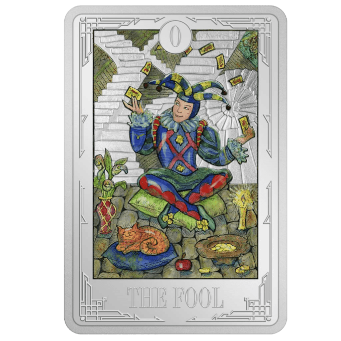 Mincovňa Nového Zélandu venovala prvé vydanie novej série Tarotových kariet karte s číslom nula v „Major Arcana – Fool“.
Obdĺžniková minca bola vyrazená z jednej unce rýdzeho 99,9% striebra v proof kvalite a zobrazuje farebné vyobrazenie Blázna. V dizajne je tiež zahrnuté číslo „0“ a nápis „THE FOOL“. Na zadnej strane je portrét kráľovnej Alžbety II od Ian Rank-Broadleyovej, rok vydania „2021“ a označenie „2 DOLARY“.
Blázon (alebo šašo) naznačuje novú životnú etapu - nový začiatok. Zároveň symbolizuje živosť, ľahkosť a určitú otvorenosť životu. Tento tromf tiež odkazuje na takzvanú „slobodu blázna“ - odvahu prekonávať spoločenské normy alebo limity, ktoré si sám stanoví, a užívať si život tu a teraz.
Limitovaná obdĺžniková strieborná minca vo farbe je dodávaná v pôvodnej škatuli Novozélandskej mincovne vrátane certifikátu pravosti.