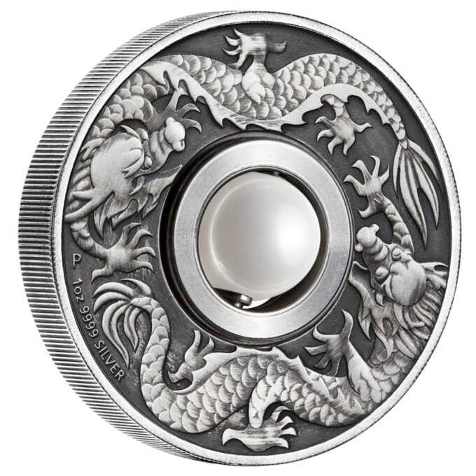 V čínskej kultúre je drak uctievaný ako božské bájne stvorenie, symbol moci, sily, bohatstva a šťastia, a často je zobrazovaný po boku svetielkujúcej alebo horiacej perly. Zvláštnosťou tejto mince je otáčajúca sa perla v strede mince.
