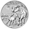 Nové vydanie austrálskej lunárnej série III Perth Mint je venované Roku vola. Vôl je po myši druhým zvieraťom v čínskom kalendári zverokruhu. Druhé vydanie 12-ročnej série Lunar III obsahuje obraz Vola medzi bambusovými stonkami. V dizajne sú tiež zahrnuté čínske znaky, nápis „OX 2021“ a tradičná značka mincovne „P“. Voly majú obrovské množstvo pracovnej sily a sú najstaršími zdokumentovanými ťažnými zvieratami, ktoré sa používajú v poľnohospodárstve a iných oblastiach. Tí, ktorí sa narodili v znamení čínskeho vola, sú považovaní za priateľských, inteligentných, čestných a spoľahlivých. Vyznačujú sa vysokou pracovnou morálkou, logickým myslením a vyrovnanosťou. Na zadnej strane je portrét kráľovnej Alžbety II., nominálna hodnota a rýdzosť mince. Zlatá minca je dodávaná v kapsule.