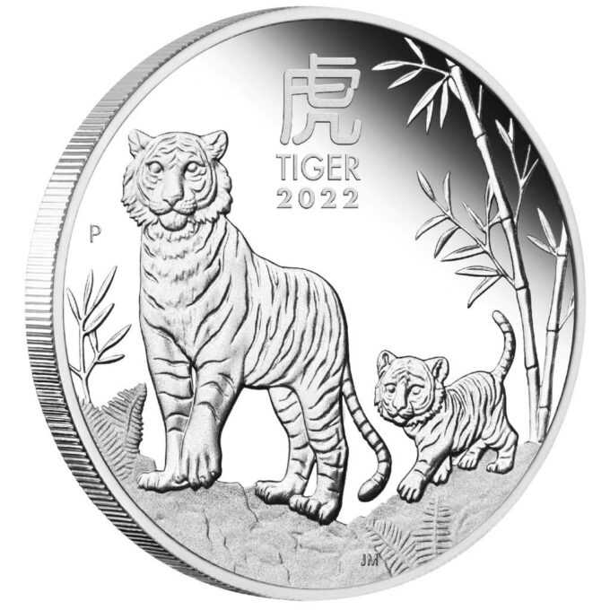 Nová sada mincí na rok 2022 z austrálskej lunárnej série III od Perth Mint je venovaná roku Tigra. 
Tiger je tretie zviera v čínskom kalendári zverokruhu. Toto tretie vydanie 12-ročnej série Lunar III zobrazuje malé tigríča, ktoré kráča po stopách svojho hrdého rodiča skalnatým a bambusom pokrytým terénom. Dizajn mince tiež obsahuje čínsky znak pre „Tiger“, nápis „TIGER 2022“ a tradičnú značku mincovne „P“. 
Na reverze je portrét kráľovnej Alžbety II., ako aj denominácia a rýdzosť. Zatiaľ čo v africkom a európskom regióne je lev považovaný za „kráľa džungle“, v ázijskom regióne je tento status pripisovaný tigrovi - v neposlednom rade kvôli jeho kráse a mimoriadnej sile. Tí, ktorí sa narodili v znamení tigra v rokoch 2022, 2010, 1998, 1986, 1974, 1962 a každých 12 rokov predtým, sú považovaní za citlivých, emocionálnych a premýšľavých. Tiger vo všeobecnosti znamená odvahu, oduševnenosť a statočnosť a ako rodený vodca vyniká v súkromnom ako aj profesionálnom živote. Tigre sú veľmi zamerané na úspech, ale môžu byť tiež náchylné k netrpezlivosti. 
Limitovaná strieborná súprava „Year of the Tiger“ je dodávaná v originálnej krabičke od mincovne vrátane číslovaného certifikátu pravosti.