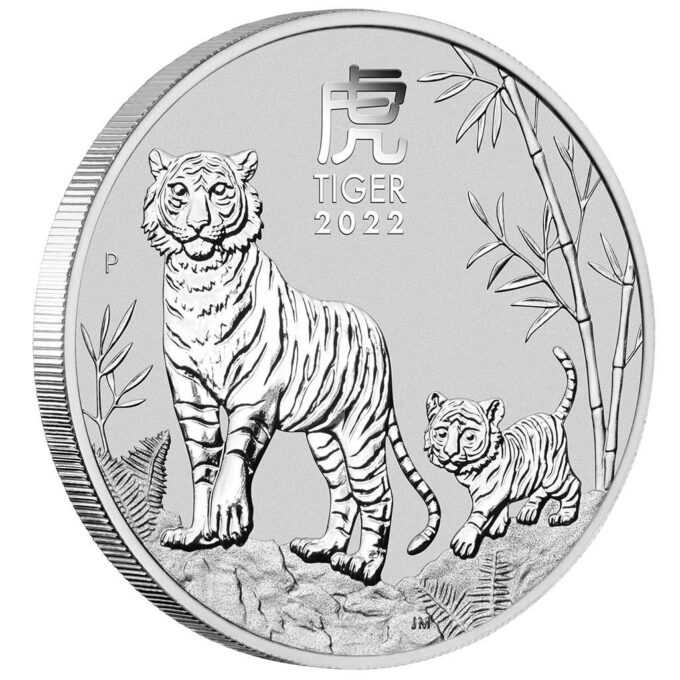 Nová sada mincí na rok 2022 z austrálskej lunárnej série III od Perth Mint je venovaná roku Tigra.
Tiger je tretie zviera v čínskom kalendári zverokruhu. Toto tretie vydanie 12-ročnej série Lunár III zobrazuje malé tigríča, ktoré kráča po stopách svojho hrdého rodiča skalnatým a bambusom pokrytým terénom. Dizajn mince tiež obsahuje čínsky znak pre „Tiger“, nápis „TIGER 2022“ a tradičnú značku mincovne „P“.
Na reverze je portrét kráľovnej Alžbety II., ako aj denominácia a rýdzosť. Zatiaľ čo v africkom a európskom regióne je lev považovaný za „kráľa džungle“, v ázijskom regióne je tento status pripisovaný tigrovi - v neposlednom rade kvôli jeho kráse a mimoriadnej sile. Tí, ktorí sa narodili v znamení tigra v rokoch 2022, 2010, 1998, 1986, 1974, 1962 a každých 12 rokov predtým, sú považovaní za citlivých, emocionálnych a premýšľavých. Tiger vo všeobecnosti znamená odvahu, oduševnenosť a statočnosť a ako rodený vodca vyniká v súkromnom ako aj profesionálnom živote. Tigre sú veľmi zamerané na úspech, ale môžu byť tiež náchylné k netrpezlivosti.
Minca „Rok tigra 2022“ je vyrazená z 5 uncí 99,99% rýdzeho striebra. Minca sa dodáva v ochrannej kapsuly na mince.
INFO: Ak si objednáte 50 mincí, mince sú dodávané v originálnom zvitku mincovne.