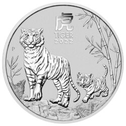 Nová sada mincí na rok 2022 z austrálskej lunárnej série III od Perth Mint je venovaná roku Tigra.
Tiger je tretie zviera v čínskom kalendári zverokruhu. Toto tretie vydanie 12-ročnej série Lunár III zobrazuje malé tigríča, ktoré kráča po stopách svojho hrdého rodiča skalnatým a bambusom pokrytým terénom. Dizajn mince tiež obsahuje čínsky znak pre „Tiger“, nápis „TIGER 2022“ a tradičnú značku mincovne „P“.
Na reverze je portrét kráľovnej Alžbety II., ako aj denominácia a rýdzosť. Zatiaľ čo v africkom a európskom regióne je lev považovaný za „kráľa džungle“, v ázijskom regióne je tento status pripisovaný tigrovi - v neposlednom rade kvôli jeho kráse a mimoriadnej sile. Tí, ktorí sa narodili v znamení tigra v rokoch 2022, 2010, 1998, 1986, 1974, 1962 a každých 12 rokov predtým, sú považovaní za citlivých, emocionálnych a premýšľavých. Tiger vo všeobecnosti znamená odvahu, oduševnenosť a statočnosť a ako rodený vodca vyniká v súkromnom ako aj profesionálnom živote. Tigre sú veľmi zamerané na úspech, ale môžu byť tiež náchylné k netrpezlivosti.
Minca „Rok tigra 2022“ je vyrazená z 1 kila 99,99% rýdzeho striebra. Minca sa dodáva v ochrannej kapsule na mince.