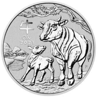 Nové vydanie austrálskej lunárnej série III od mincovne Perth je venované roku vola.
Vôl je po myši druhým zvieraťom v čínskom kalendári zverokruhu. Druhé vydanie 12-ročnej série Lunar III obsahuje obraz vola a jeho teľaťa stojaceho na brehu rieky vo vidieckom prostredí. V dizajne sú tiež zahrnuté čínske znaky pre „Ox“, nápis „OX 2021“ a tradičná značka mincovne „P“. Voly majú obrovskú pracovnú silu a sú najstaršími zdokumentovanými ťažnými zvieratami, ktoré sa používajú v poľnohospodárstve a iných oblastiach. Tí, ktorí sa narodili v znamení čínskeho vola, sú považovaní za priateľských, inteligentných, čestných a spoľahlivých. Vyznačujú sa vysokou pracovnou morálkou, logickým myslením a vyrovnanosťou, čo z nich robí dobrých vodcov. Na zadnej strane je portrét kráľovnej Alžbety II., nominálna hodnota, váha a rýdzosť
