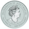 Nová sada mincí na rok 2022 z austrálskej lunárnej série III od Perth Mint je venovaná roku Tigra.
Tiger je tretie zviera v čínskom kalendári zverokruhu. Toto tretie vydanie 12-ročnej série Lunár III zobrazuje malé tigríča, ktoré kráča po stopách svojho hrdého rodiča skalnatým a bambusom pokrytým terénom. Dizajn mince tiež obsahuje čínsky znak pre „Tiger“, nápis „TIGER 2022“ a tradičnú značku mincovne „P“.
Na reverze je portrét kráľovnej Alžbety II., ako aj denominácia a rýdzosť. Zatiaľ čo v africkom a európskom regióne je lev považovaný za „kráľa džungle“, v ázijskom regióne je tento status pripisovaný tigrovi - v neposlednom rade kvôli jeho kráse a mimoriadnej sile. Tí, ktorí sa narodili v znamení tigra v rokoch 2022, 2010, 1998, 1986, 1974, 1962 a každých 12 rokov predtým, sú považovaní za citlivých, emocionálnych a premýšľavých. Tiger vo všeobecnosti znamená odvahu, oduševnenosť a statočnosť a ako rodený vodca vyniká v súkromnom ako aj profesionálnom živote. Tigre sú veľmi zamerané na úspech, ale môžu byť tiež náchylné k netrpezlivosti.
Táto minca „Rok tigra 2022“ je vyrazená z 1 unce 99,95% rýdzej platiny. Minca sa dodáva v ochrannej kapsule na mince.