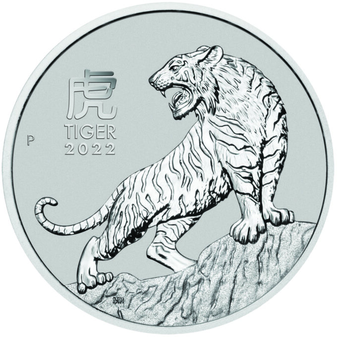 Nová sada mincí na rok 2022 z austrálskej lunárnej série III od Perth Mint je venovaná roku Tigra.
Tiger je tretie zviera v čínskom kalendári zverokruhu. Toto tretie vydanie 12-ročnej série Lunár III zobrazuje malé tigríča, ktoré kráča po stopách svojho hrdého rodiča skalnatým a bambusom pokrytým terénom. Dizajn mince tiež obsahuje čínsky znak pre „Tiger“, nápis „TIGER 2022“ a tradičnú značku mincovne „P“.
Na reverze je portrét kráľovnej Alžbety II., ako aj denominácia a rýdzosť. Zatiaľ čo v africkom a európskom regióne je lev považovaný za „kráľa džungle“, v ázijskom regióne je tento status pripisovaný tigrovi - v neposlednom rade kvôli jeho kráse a mimoriadnej sile. Tí, ktorí sa narodili v znamení tigra v rokoch 2022, 2010, 1998, 1986, 1974, 1962 a každých 12 rokov predtým, sú považovaní za citlivých, emocionálnych a premýšľavých. Tiger vo všeobecnosti znamená odvahu, oduševnenosť a statočnosť a ako rodený vodca vyniká v súkromnom ako aj profesionálnom živote. Tigre sú veľmi zamerané na úspech, ale môžu byť tiež náchylné k netrpezlivosti.
Táto minca „Rok tigra 2022“ je vyrazená z 1 unce 99,95% rýdzej platiny. Minca sa dodáva v ochrannej kapsule na mince.