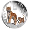 Tiger je tretie zviera v čínskom kalendári zverokruhu. Toto tretie vydanie 12-ročnej série Lunár III zobrazuje malé tigríča, ktoré kráča po stopách svojho hrdého rodiča skalnatým a bambusom pokrytým terénom. Dizajn mince tiež obsahuje čínsky znak pre „Tiger“, nápis „TIGER 2022“ a tradičnú značku mincovne „P“.
Na reverze je portrét kráľovnej Alžbety II., ako aj denominácia a rýdzosť. Zatiaľ čo v africkom a európskom regióne je lev považovaný za „kráľa džungle“, v ázijskom regióne je tento status pripisovaný tigrovi – v neposlednom rade kvôli jeho kráse a mimoriadnej sile. Tí, ktorí sa narodili v znamení tigra v rokoch 2022, 2010, 1998, 1986, 1974, 1962 a každých 12 rokov predtým, sú považovaní za citlivých, emocionálnych a premýšľavých. Tiger vo všeobecnosti znamená odvahu, oduševnenosť a statočnosť a ako rodený vodca vyniká v súkromnom ako aj profesionálnom živote. Tigre sú veľmi zamerané na úspech, ale môžu byť tiež náchylné k netrpezlivosti.
Táto minca „Rok tigra 2022“ je vyrazená z 1 unce 99,99% rýdzeho striebra. Limitovaná minca farebne striebornej mince je dodávaná v originálnej škatuľke od mincovne Perth vrátane očíslovaného certifikátu pravosti.