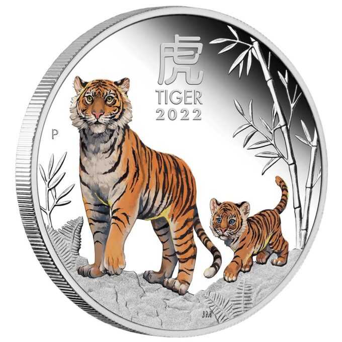 Tiger je tretie zviera v čínskom kalendári zverokruhu. Toto tretie vydanie 12-ročnej série Lunár III zobrazuje malé tigríča, ktoré kráča po stopách svojho hrdého rodiča skalnatým a bambusom pokrytým terénom. Dizajn mince tiež obsahuje čínsky znak pre „Tiger“, nápis „TIGER 2022“ a tradičnú značku mincovne „P“.
Na reverze je portrét kráľovnej Alžbety II., ako aj denominácia a rýdzosť. Zatiaľ čo v africkom a európskom regióne je lev považovaný za „kráľa džungle“, v ázijskom regióne je tento status pripisovaný tigrovi – v neposlednom rade kvôli jeho kráse a mimoriadnej sile. Tí, ktorí sa narodili v znamení tigra v rokoch 2022, 2010, 1998, 1986, 1974, 1962 a každých 12 rokov predtým, sú považovaní za citlivých, emocionálnych a premýšľavých. Tiger vo všeobecnosti znamená odvahu, oduševnenosť a statočnosť a ako rodený vodca vyniká v súkromnom ako aj profesionálnom živote. Tigre sú veľmi zamerané na úspech, ale môžu byť tiež náchylné k netrpezlivosti.
Táto minca „Rok tigra 2022“ je vyrazená z 1 unce 99,99% rýdzeho striebra. Limitovaná minca farebne striebornej mince je dodávaná v originálnej škatuľke od mincovne Perth vrátane očíslovaného certifikátu pravosti.