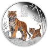 Tiger je tretie zviera v čínskom kalendári zverokruhu. Toto tretie vydanie 12-ročnej série Lunár III zobrazuje malé tigríča, ktoré kráča po stopách svojho hrdého rodiča skalnatým a bambusom pokrytým terénom. Dizajn mince tiež obsahuje čínsky znak pre „Tiger“, nápis „TIGER 2022“ a tradičnú značku mincovne „P“.
Na reverze je portrét kráľovnej Alžbety II., ako aj denominácia a rýdzosť. Zatiaľ čo v africkom a európskom regióne je lev považovaný za „kráľa džungle“, v ázijskom regióne je tento status pripisovaný tigrovi – v neposlednom rade kvôli jeho kráse a mimoriadnej sile. Tí, ktorí sa narodili v znamení tigra v rokoch 2022, 2010, 1998, 1986, 1974, 1962 a každých 12 rokov predtým, sú považovaní za citlivých, emocionálnych a premýšľavých. Tiger vo všeobecnosti znamená odvahu, oduševnenosť a statočnosť a ako rodený vodca vyniká v súkromnom ako aj profesionálnom živote. Tigre sú veľmi zamerané na úspech, ale môžu byť tiež náchylné k netrpezlivosti.
Táto minca „Rok tigra 2022“ je vyrazená z 1 unce 99,99% rýdzeho striebra. Limitovaná minca farebne striebornej mince je dodávaná v originálnej škatuľke od mincovne Perth vrátane očíslovaného certifikátu pravosti.