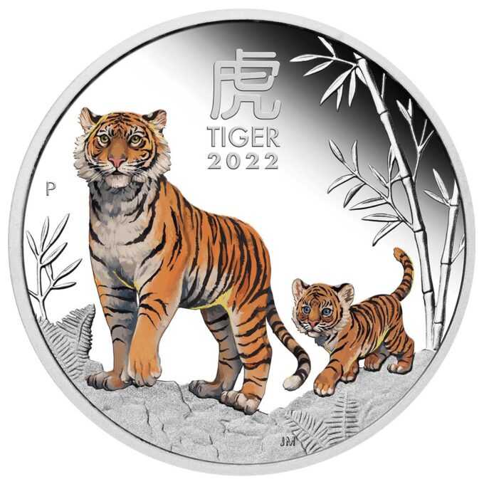 Tiger je tretie zviera v čínskom kalendári zverokruhu. Toto tretie vydanie 12-ročnej série Lunár III zobrazuje malé tigríča, ktoré kráča po stopách svojho hrdého rodiča skalnatým a bambusom pokrytým terénom. Dizajn mince tiež obsahuje čínsky znak pre „Tiger“, nápis „TIGER 2022“ a tradičnú značku mincovne „P“.
Na reverze je portrét kráľovnej Alžbety II., ako aj denominácia a rýdzosť. Zatiaľ čo v africkom a európskom regióne je lev považovaný za „kráľa džungle“, v ázijskom regióne je tento status pripisovaný tigrovi – v neposlednom rade kvôli jeho kráse a mimoriadnej sile. Tí, ktorí sa narodili v znamení tigra v rokoch 2022, 2010, 1998, 1986, 1974, 1962 a každých 12 rokov predtým, sú považovaní za citlivých, emocionálnych a premýšľavých. Tiger vo všeobecnosti znamená odvahu, oduševnenosť a statočnosť a ako rodený vodca vyniká v súkromnom ako aj profesionálnom živote. Tigre sú veľmi zamerané na úspech, ale môžu byť tiež náchylné k netrpezlivosti.
Táto minca „Rok tigra 2022“ je vyrazená z 1 unce 99,99% rýdzeho striebra. Limitovaná minca farebne striebornej mince je dodávaná v originálnej škatuľke od mincovne Perth vrátane očíslovaného certifikátu pravosti.