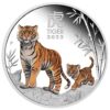Táto sada obsahuje tri mince austrálskej lunárnej série III z mincovne Perth. Každá minca bola vyrazená z jednej unce striebra - jedna minca v proof kvalite, jedna mince vo farebnej verzii a jedna minca s čiastočným pozlátením 24K zlatom.
Tiger je tretie zviera v čínskom kalendári zverokruhu. Toto tretie vydanie 12-ročnej série Lunár III zobrazuje malé tigríča, ktoré kráča po stopách svojho hrdého rodiča skalnatým a bambusom pokrytým terénom. Dizajn mince tiež obsahuje čínsky znak pre „Tiger“, nápis „TIGER 2022“ a tradičnú značku mincovne „P“.
Na reverze je portrét kráľovnej Alžbety II., ako aj denominácia a rýdzosť. Zatiaľ čo v africkom a európskom regióne je lev považovaný za „kráľa džungle“, v ázijskom regióne je tento status pripisovaný tigrovi – v neposlednom rade kvôli jeho kráse a mimoriadnej sile. Tí, ktorí sa narodili v znamení tigra v rokoch 2022, 2010, 1998, 1986, 1974, 1962 a každých 12 rokov predtým, sú považovaní za citlivých, emocionálnych a premýšľavých. Tiger vo všeobecnosti znamená odvahu, oduševnenosť a statočnosť a ako rodený vodca vyniká v súkromnom ako aj profesionálnom živote. Tigre sú veľmi zamerané na úspech, ale môžu byť tiež náchylné k netrpezlivosti.
Tieto mince „Rok tigra 2022“ sú vyrazené z 1 unce 99,99% rýdzeho striebra. 
Limitovaná sada troch mincí je dodávaná v originálnej škatuľke od mincovne Perth vrátane očíslovaného certifikátu pravosti.
 