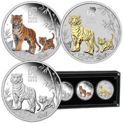 Táto sada obsahuje tri mince austrálskej lunárnej série III z mincovne Perth. Každá minca bola vyrazená z jednej unce striebra - jedna minca v proof kvalite, jedna mince vo farebnej verzii a jedna minca s čiastočným pozlátením 24K zlatom.
Tiger je tretie zviera v čínskom kalendári zverokruhu. Toto tretie vydanie 12-ročnej série Lunár III zobrazuje malé tigríča, ktoré kráča po stopách svojho hrdého rodiča skalnatým a bambusom pokrytým terénom. Dizajn mince tiež obsahuje čínsky znak pre „Tiger“, nápis „TIGER 2022“ a tradičnú značku mincovne „P“.
Na reverze je portrét kráľovnej Alžbety II., ako aj denominácia a rýdzosť. Zatiaľ čo v africkom a európskom regióne je lev považovaný za „kráľa džungle“, v ázijskom regióne je tento status pripisovaný tigrovi – v neposlednom rade kvôli jeho kráse a mimoriadnej sile. Tí, ktorí sa narodili v znamení tigra v rokoch 2022, 2010, 1998, 1986, 1974, 1962 a každých 12 rokov predtým, sú považovaní za citlivých, emocionálnych a premýšľavých. Tiger vo všeobecnosti znamená odvahu, oduševnenosť a statočnosť a ako rodený vodca vyniká v súkromnom ako aj profesionálnom živote. Tigre sú veľmi zamerané na úspech, ale môžu byť tiež náchylné k netrpezlivosti.
Tieto mince „Rok tigra 2022“ sú vyrazené z 1 unce 99,99% rýdzeho striebra.
Limitovaná sada troch mincí je dodávaná v originálnej škatuľke od mincovne Perth vrátane očíslovaného certifikátu pravosti.
 
