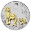 Táto sada obsahuje tri mince austrálskej lunárnej série III z mincovne Perth. Každá minca bola vyrazená z jednej unce striebra - jedna minca v proof kvalite, jedna mince vo farebnej verzii a jedna minca s čiastočným pozlátením 24K zlatom.
Tiger je tretie zviera v čínskom kalendári zverokruhu. Toto tretie vydanie 12-ročnej série Lunár III zobrazuje malé tigríča, ktoré kráča po stopách svojho hrdého rodiča skalnatým a bambusom pokrytým terénom. Dizajn mince tiež obsahuje čínsky znak pre „Tiger“, nápis „TIGER 2022“ a tradičnú značku mincovne „P“.
Na reverze je portrét kráľovnej Alžbety II., ako aj denominácia a rýdzosť. Zatiaľ čo v africkom a európskom regióne je lev považovaný za „kráľa džungle“, v ázijskom regióne je tento status pripisovaný tigrovi – v neposlednom rade kvôli jeho kráse a mimoriadnej sile. Tí, ktorí sa narodili v znamení tigra v rokoch 2022, 2010, 1998, 1986, 1974, 1962 a každých 12 rokov predtým, sú považovaní za citlivých, emocionálnych a premýšľavých. Tiger vo všeobecnosti znamená odvahu, oduševnenosť a statočnosť a ako rodený vodca vyniká v súkromnom ako aj profesionálnom živote. Tigre sú veľmi zamerané na úspech, ale môžu byť tiež náchylné k netrpezlivosti.
Tieto mince „Rok tigra 2022“ sú vyrazené z 1 unce 99,99% rýdzeho striebra. 
Limitovaná sada troch mincí je dodávaná v originálnej škatuľke od mincovne Perth vrátane očíslovaného certifikátu pravosti.
 
