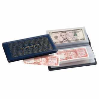 Praktická peňaženka s 20 listami na bankovky do formátu 182 x 92 mm. Priehľadné vrecká vám umožňujú prezerať bankovky z oboch strán. Vďaka praktickej veľkosti sa peňaženka dá ľahko nosiť vo vrecku, aktovke alebo vrecku bundy, a preto je ideálna na cestovanie alebo obchodovanie.
Polstrovaný kryt.
Zlatá razba na obale.
Farba: tmavo modrá.
Celkový rozmer: 205 x 25 x 120 mm.