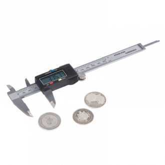 Digitálne posuvné meradlo s LCD displejom má merací rozsah 0 až 150 mm (6 "). Je možné ho kedykoľvek vynulovať v akejkoľvek polohe merania, čo umožňuje vykonávať porovnávacie merania. S hĺbkovým meradlom na meranie vnútorných priemerov a stupňov. Možno prepnúť z metrického na imperiálnu sústavu. Obsahuje batériu. Merná jednotka: 0,01 mm. Presnosť: 0,03 mm.