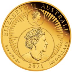Pri príležitosti 35. výročia nálezu austrálskeho zlatého „Gold Nugget“, mincovňa Perth vyrazila toto pôsobivé jubilejné vydanie zlatej mince s váhou 5 Oz, ktoré zobrazuje dva z najobľúbenejších motívov Stuarta Devlina. Minca „Austrálsky Nugget“ bola prvou zlatou mincou, ktorú mincovňa Perth vyrábala ako zákonné platidlo od ukončenia razby „Sovereign“ v roku 1931. Ikonický motív navrhol Stuart Devlin, svetovo uznávaný zlatník a numizmatický dizajnér. V roku 1989 vytvoril Devlin pre mincu Proof Nugget ikonický dizajn skákacieho červeného klokana obklopeného štylizovaným zobrazením slnečných lúčov. Toto vydanie k 35. výročiu predstavuje červenú kenguru Stuarta Devlina obklopenú symboblickými lúčmi slnka. Rovnako ako každý rok aj číslo 35 obsahuje v dizajne malé zobrazenie svetoznámeho zlatého nugetu „Welcome Stranger“. Na zadnej strane je malý obrázok portrétu kráľovnej Alžbety II. Raphaela Makloufa nad súčasným portrétom kráľovnej Jody Clarkovej. Na základe pôvodného názvu obsahuje dizajn nápis „AUSTRALIAN NUGGET COIN 1986-2021“ a značka mincovne „P“ v Perth Mint. 5 Oz minca „Austrálsky klokan“ zlatý Nugget - 35. výročie je prísne obmedzený na iba 75 kusov po celom svete. Mince sú dodávané v originálnej drevenej krabičke od mincovne Perth vrátane očíslovaného certifikátu o pravosti.
Získajte túto jedinečnú zlatú vzácnosť, ktorá bude vyhradená pre veľmi málo zberateľov na celom svete!