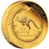 Pri príležitosti 35. výročia nálezu austrálskeho zlatého „Gold Nugget“, mincovňa Perth vyrazila toto pôsobivé jubilejné vydanie zlatej mince s váhou 5 Oz, ktoré zobrazuje dva z najobľúbenejších motívov Stuarta Devlina. Minca „Austrálsky Nugget“ bola prvou zlatou mincou, ktorú mincovňa Perth vyrábala ako zákonné platidlo od ukončenia razby „Sovereign“ v roku 1931. Ikonický motív navrhol Stuart Devlin, svetovo uznávaný zlatník a numizmatický dizajnér. V roku 1989 vytvoril Devlin pre mincu Proof Nugget ikonický dizajn skákacieho červeného klokana obklopeného štylizovaným zobrazením slnečných lúčov. Toto vydanie k 35. výročiu predstavuje červenú kenguru Stuarta Devlina obklopenú symboblickými lúčmi slnka. Rovnako ako každý rok aj číslo 35 obsahuje v dizajne malé zobrazenie svetoznámeho zlatého nugetu „Welcome Stranger“. Na zadnej strane je malý obrázok portrétu kráľovnej Alžbety II. Raphaela Makloufa nad súčasným portrétom kráľovnej Jody Clarkovej. Na základe pôvodného názvu obsahuje dizajn nápis „AUSTRALIAN NUGGET COIN 1986-2021“ a značka mincovne „P“ v Perth Mint. 5 Oz minca „Austrálsky klokan“ zlatý Nugget - 35. výročie je prísne obmedzený na iba 75 kusov po celom svete. Mince sú dodávané v originálnej drevenej krabičke od mincovne Perth vrátane očíslovaného certifikátu o pravosti.
Získajte túto jedinečnú zlatú vzácnosť, ktorá bude vyhradená pre veľmi málo zberateľov na celom svete!