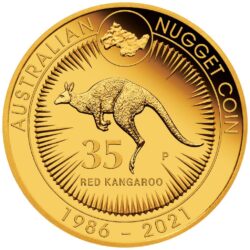 Pri príležitosti 35. výročia nálezu austrálskeho zlatého „Gold Nugget“, mincovňa Perth vyrazila toto pôsobivé jubilejné vydanie zlatej mince s váhou 5 Oz, ktoré zobrazuje dva z najobľúbenejších motívov Stuarta Devlina. Minca „Austrálsky Nugget“ bola prvou zlatou mincou, ktorú mincovňa Perth vyrábala ako zákonné platidlo od ukončenia razby „Sovereign“ v roku 1931. Ikonický motív navrhol Stuart Devlin, svetovo uznávaný zlatník a numizmatický dizajnér. V roku 1989 vytvoril Devlin pre mincu Proof Nugget ikonický dizajn skákacieho červeného klokana obklopeného štylizovaným zobrazením slnečných lúčov. Toto vydanie k 35. výročiu predstavuje červenú kenguru Stuarta Devlina obklopenú symboblickými lúčmi slnka. Rovnako ako každý rok aj číslo 35 obsahuje v dizajne malé zobrazenie svetoznámeho zlatého nugetu „Welcome Stranger“. Na zadnej strane je malý obrázok portrétu kráľovnej Alžbety II. Raphaela Makloufa nad súčasným portrétom kráľovnej Jody Clarkovej. Na základe pôvodného názvu obsahuje dizajn nápis „AUSTRALIAN NUGGET COIN 1986-2021“ a značka mincovne „P“ v Perth Mint. 5 Oz minca „Austrálsky klokan“ zlatý Nugget - 35. výročie je prísne obmedzený na iba 75 kusov po celom svete. Mince sú dodávané v originálnej drevenej krabičke od mincovne Perth vrátane očíslovaného certifikátu o pravosti.
Získajte túto jedinečnú zlatú vzácnosť, ktorá bude vyhradená pre veľmi málo zberateľov na celom svete!