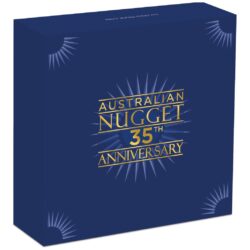 Pri príležitosti 35. výročia nálezu austrálskeho zlatého „Gold Nugget“, mincovňa Perth vyrazila toto pôsobivé jubilejné vydanie zlatej mince s váhou 5 Oz, ktoré zobrazuje dva z najobľúbenejších motívov Stuarta Devlina. Minca „Austrálsky Nugget“ bola prvou zlatou mincou, ktorú mincovňa Perth vyrábala ako zákonné platidlo od ukončenia razby „Sovereign“ v roku 1931. Ikonický motív navrhol Stuart Devlin, svetovo uznávaný zlatník a numizmatický dizajnér. V roku 1989 vytvoril Devlin pre mincu Proof Nugget ikonický dizajn skákacieho červeného klokana obklopeného štylizovaným zobrazením slnečných lúčov. Toto vydanie k 35. výročiu predstavuje červenú kenguru Stuarta Devlina obklopenú symboblickými lúčmi slnka. Rovnako ako každý rok aj číslo 35 obsahuje v dizajne malé zobrazenie svetoznámeho zlatého nugetu „Welcome Stranger“. Na zadnej strane je malý obrázok portrétu kráľovnej Alžbety II. Raphaela Makloufa nad súčasným portrétom kráľovnej Jody Clarkovej. Na základe pôvodného názvu obsahuje dizajn nápis „AUSTRALIAN NUGGET COIN 1986-2021“ a značka mincovne „P“ v Perth Mint. 5 Oz minca „Austrálsky klokan“ zlatý Nugget - 35. výročie je prísne obmedzený na iba 75 kusov po celom svete. Mince sú dodávané v originálnej drevenej krabičke od mincovne Perth vrátane očíslovaného certifikátu o pravosti.
Získajte túto jedinečnú zlatú vzácnosť, ktorá bude vyhradená pre veľmi málo zberateľov na celom svete!