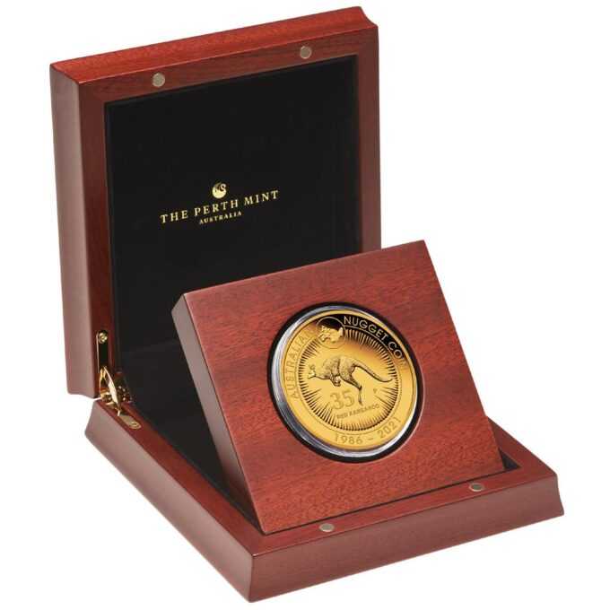Pri príležitosti 35. výročia nálezu austrálskeho zlatého „Gold Nugget“, mincovňa Perth vyrazila toto pôsobivé jubilejné vydanie zlatej mince s váhou 5 Oz, ktoré zobrazuje dva z najobľúbenejších motívov Stuarta Devlina. Minca „Austrálsky Nugget“ bola prvou zlatou mincou, ktorú mincovňa Perth vyrábala ako zákonné platidlo od ukončenia razby „Sovereign“ v roku 1931. Ikonický motív navrhol Stuart Devlin, svetovo uznávaný zlatník a numizmatický dizajnér. V roku 1989 vytvoril Devlin pre mincu Proof Nugget ikonický dizajn skákacieho červeného klokana obklopeného štylizovaným zobrazením slnečných lúčov. Toto vydanie k 35. výročiu predstavuje červenú kenguru Stuarta Devlina obklopenú symboblickými lúčmi slnka. Rovnako ako každý rok aj číslo 35 obsahuje v dizajne malé zobrazenie svetoznámeho zlatého nugetu „Welcome Stranger“. Na zadnej strane je malý obrázok portrétu kráľovnej Alžbety II. Raphaela Makloufa nad súčasným portrétom kráľovnej Jody Clarkovej. Na základe pôvodného názvu obsahuje dizajn nápis „AUSTRALIAN NUGGET COIN 1986-2021“ a značka mincovne „P“ v Perth Mint. 5 Oz minca „Austrálsky klokan“ zlatý Nugget - 35. výročie je prísne obmedzený na iba 75 kusov po celom svete. Mince sú dodávané v originálnej drevenej krabičke od mincovne Perth vrátane očíslovaného certifikátu o pravosti.
Získajte túto jedinečnú zlatú vzácnosť, ktorá bude vyhradená pre veľmi málo zberateľov na celom svete!