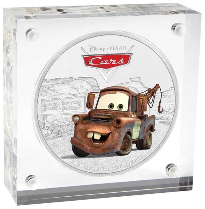 „Tow Mater“ je tretím vydaním série mincí „Autá“ spoločnosti Disney Pixar. Na striebornej minci 1 oz je farebný obrázok Matera, najzhrdzavenejšieho a najspoľahlivejšieho ťažného vozidla v chladičových kúpeľoch, s kúpeľmi na pozadí.