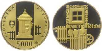 Svetové dedičstvo UNESCO - Vlkolínec, rezervácia ľudovej architektúry
Pamätná zlatá minca v hodnote 5 000 Sk 
Osada Vlkolínec sa nachádza na severe Slovenska v Liptovskej kotline a je mestskou časťou Ružomberka. Tvorí pozoruhodne zachovaný sídelný celok s drevenou zrubovou architektúrou, typickou pre horské a podhorské oblasti. Od roku 1977 je pamiatkovou rezerváciou ľudovej architektúry, pričom nie je múzeom ľudovej architektúry v prírode, ale stále živou osadou. V roku 1993 bola spolu s Banskou Štiavnicou a Spišským hradom zapísaná do Zoznamu svetového dedičstva UNESCO. 
Vo Vlkolínci sa nachádza 45 autentických usadlostí s množstvom archaických konštrukčných prvkov. Medzi zástavbou obytných domov sa vyníma zrubová zvonica z roku 1770 a krytá studňa. Osada je citlivo zasadená do prírodného prostredia na okraji horského masívu Veľkej Fatry s dominantným vrchom Sidorovo.