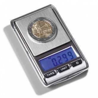 Digitálna váha na mince v praktickej miniatúrnej veľkosti. Rozsah váživosti 0,01–100 g, tolerancia hmotnosti +/- 0,03 g. Podsvietený LCD displej s automatickým vypínaním po 60 sekundách za účelom šetrenia batérie. 6 rôznych váhových jednotiek: g, oz, ozt, dwt, ct a gn. Funkcia nulovania. Odnímateľný ochranný kryt je možné použiť ako misku na váženie. Vrátane batérie (1x CR2032). Celková veľkosť: 45 x 76 x 13 mm (1 3/4 x 3 x  1/2")