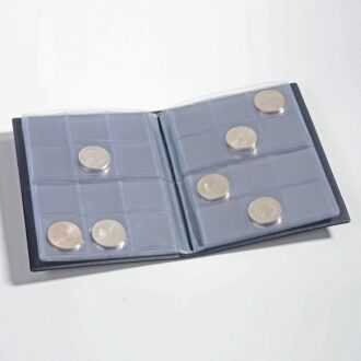 Peňaženka na mince obsahuje 8 listov, každý s priestorom na 12 mincí. So strieborným vytlačeným nápisom „NUMIS“ na veku a polstrovaným krytom. Celková veľkosť: 155 x 205 mm (6 x 8"). Ideálne na prepravu vašej zbierky a jej vystavenie počas obchodných dní. Bez chemických zmäkčovadiel, odolné pevné vložky veka.PVC