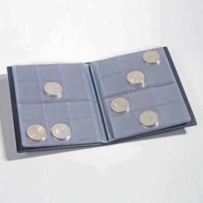 Peňaženka na mince obsahuje 8 listov, každý s priestorom na 12 mincí. So strieborným vytlačeným nápisom „NUMIS“ na veku a polstrovaným krytom. Celková veľkosť: 155 x 205 mm (6 x 8"). Ideálne na prepravu vašej zbierky a jej vystavenie počas obchodných dní. Bez chemických zmäkčovadiel, odolné pevné vložky veka.PVC