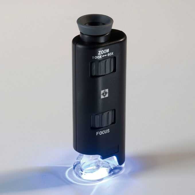 Praktický vreckový mikroskop s nespočetným využitím ako je skúmanie známok, mincí, minerálov, malých elektronických súčiastok a veľa iného. Vynikajúca jasnosť obrazu a rozlíšenia. Plynulé nastavenie medzi 60 - 100x zväčšenie „LED osvetlenie umožňuje prezeranie aj za zlých svetlených podmienok. Čierne plastové púzdro. Vrátane batérie (3x ‘392’).Veľkosť: 88 x 30 x 20 mm (3  1 / 2 x 1  1 / 4 x   3 / 4 ).