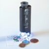 Praktický vreckový mikroskop s nespočetným využitím ako je skúmanie známok, mincí, minerálov, malých elektronických súčiastok a veľa iného. Vynikajúca jasnosť obrazu a rozlíšenia. Plynulé nastavenie medzi 60 - 100x zväčšenie „LED osvetlenie umožňuje prezeranie aj za zlých svetlených podmienok. Čierne plastové púzdro. Vrátane batérie (3x ‘392’).Veľkosť: 88 x 30 x 20 mm (3  1 / 2 x 1  1 / 4 x   3 / 4 ).