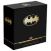 Batman ™ od DC Comics ™.
Táto strieborná minca oficiálne licencovaná spoločnosťou DC COMICS™ kopíruje ikonické logo Batman™. Minca s jedinečným tvarom, vyrazená novozélandskou mincovňou z jednej unce 99,9 % rýdzeho striebra v kvalite proof, dostala tvar a farbu loga Batman. Zadná strana zobrazuje portrét Iana Rank-Broadleyho kráľovnej Alžbety II., ako aj rok vydania „2021“ a nominálnu hodnotu „TWO DOLLARS“. Od roku 1940 miliardár Bruce Wayne™ bojuje proti zlu v Gotham City™ ako Batman™. Svoj život zasvätil nekonečnej križiackej výprave, vojne proti všetkým zločincom v mene svojich zavraždených rodičov, ktorých mu vzali, keď bol ešte dieťa. Nie je len jedným z prvých a najznámejších superhrdinov DC Universe, ale aj zakladajúcim členom Justice League™. Limitovaná strieborná minca v podobe loga Batman™ je dodávaná v tematicky zhodnej originálnej krabičke novozélandskej mincovne vrátane certifikátu pravosti. 