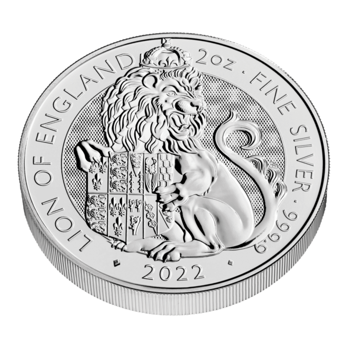 Investujte do novej kolekcie produktov z dielne Britskej mincove inšpirovanej kráľovskými Tudorovcami.
Anglický lev je prvým z desiatich heraldických stvorení, ktoré strážia priekopu pred palácom Hampton Court v podobe hrôzostrašných sôch. Stelesňujú silu dynastie Tudorovcov a symbolizujú predkov Henricha VIII. a jeho tretej manželky Jane Seymourovej. Tradícia mýtických zvierat reprezentujúcich hodnoty a črty kráľovstva sa začala stáročia skôr, keď sa na vlajkách a transparentoch na bojisku objavovali heraldické bytosti, aby zjednotili a nasmerovali armády a vniesli strach do nepriateľa.
Rever mince od Davida Lawrencea zobrazuje leva z Anglicka v zastrašujúcej póze inšpirovanej vodným mostom Royal Beasts of Hampton Court Palace. Minca má novú textúru pozadia animácie povrchu. Na líci mince je ako vždy portrét Jej veličenstva kráľovnej od Jody Clarkovej.
Táto dvojuncová strieborná minca bude k dispozícii aj ako desaťuncová strieborná edícia, ako aj edícia s jednou uncou zlata, štvrť unca zlata a jedna unca platiny.
 
