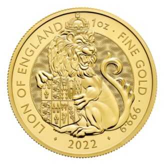 Investujte do novej kolekcie produktov z dielne Britskej mincove inšpirovanej kráľovskými Tudorovcami.
Anglický lev je prvým z desiatich heraldických stvorení, ktoré strážia priekopu pred palácom Hampton Court v podobe hrôzostrašných sôch. Stelesňujú silu dynastie Tudorovcov a symbolizujú predkov Henricha VIII. a jeho tretej manželky Jane Seymourovej. Tradícia mýtických zvierat reprezentujúcich hodnoty a črty kráľovstva sa začala stáročia skôr, keď sa na vlajkách a transparentoch na bojisku objavovali heraldické bytosti, aby zjednotili a nasmerovali armády ako aj vniesli strach do nepriateľa.
Reverz mince od Davida Lawrencea zobrazuje leva z Anglicka v zastrašujúcej póze inšpirovanej vodným mostom Royal Beasts of Hampton Court Palace. Minca má novú textúru pozadia animácie povrchu. Na líci mince je ako vždy portrét Jej veličenstva kráľovnej od Jody Clarkovej.