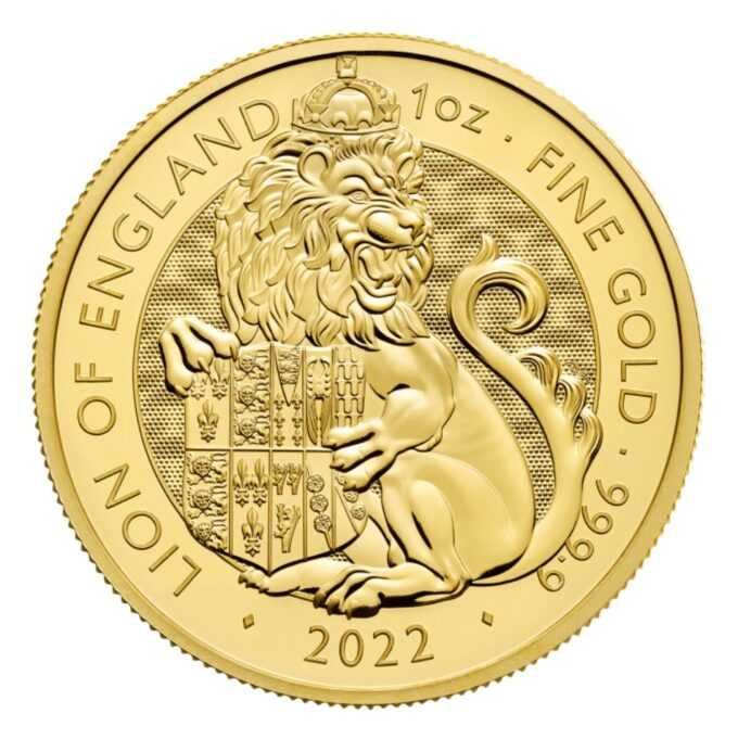 Investujte do novej kolekcie produktov z dielne Britskej mincove inšpirovanej kráľovskými Tudorovcami. 
Anglický lev je prvým z desiatich heraldických stvorení, ktoré strážia priekopu pred palácom Hampton Court v podobe hrôzostrašných sôch. Stelesňujú silu dynastie Tudorovcov a symbolizujú predkov Henricha VIII. a jeho tretej manželky Jane Seymourovej. Tradícia mýtických zvierat reprezentujúcich hodnoty a črty kráľovstva sa začala stáročia skôr, keď sa na vlajkách a transparentoch na bojisku objavovali heraldické bytosti, aby zjednotili a nasmerovali armády ako aj vniesli strach do nepriateľa.
Reverz mince od Davida Lawrencea zobrazuje leva z Anglicka v zastrašujúcej póze inšpirovanej vodným mostom Royal Beasts of Hampton Court Palace. Minca má novú textúru pozadia animácie povrchu. Na líci mince je ako vždy portrét Jej veličenstva kráľovnej od Jody Clarkovej.