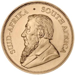 Krugerrand sa považuje nielen za absolútnu klasiku medzi zlatými mincami, ale aj za nadčasový symbol charakteristického dedičstva Južnej Afriky.
Ikonická zlatá minca z Južnej Afriky bola prvýkrát vydaná v roku 1967. Rubová strana tradične zobrazuje profil prvého prezidenta Juhoafrickej republiky z rokov 1882-1902 Paula Krugera. Na druhej strane mince je vyobrazená antilopa, zviera, ktoré vytvára veľké stáda na suchých nížinách v južnej Afrike. Je to jedinečný motív vďaka ktorému je ľahko rozpoznateľná minca Krugerrand. Zlaté mince sa dodávajú voľne bez obalu.