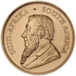 Krugerrand sa považuje nielen za absolútnu klasiku medzi zlatými mincami, ale aj za nadčasový symbol charakteristického dedičstva Južnej Afriky.
Ikonická zlatá minca z Južnej Afriky bola prvýkrát vydaná v roku 1967. Rubová strana tradične zobrazuje profil prvého prezidenta Juhoafrickej republiky z rokov 1882-1902 Paula Krugera. Na druhej strane mince je vyobrazená antilopa, zviera, ktoré vytvára veľké stáda na suchých nížinách v južnej Afrike. Je to jedinečný motív vďaka ktorému je ľahko rozpoznateľná minca Krugerrand. Zlaté mince sa dodávajú voľne bez obalu.