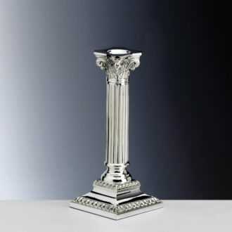 Svietnik z rýdzeho striebra  EmpireVýška: 20 cmTyp materiálu: striebro 925/1000 Typ povrchovej úpravy: leštenáVáha: 130 gramov Vhodné do umývačky riadu: áno