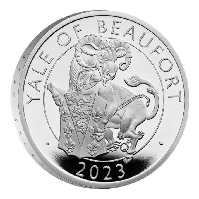 Investujte do novej kolekcie produktov z dielne Britskej mincove inšpirovanej kráľovskými Tudorovcami. 
Yale of Beaufort je jedným z desiatich heraldických stvorení, ktoré strážia priekopu pred palácom Hampton Court v podobe hrôzostrašných sôch. Stelesňujú silu dynastie Tudorovcov a symbolizujú predkov Henricha VIII. a jeho tretej manželky Jane Seymourovej. Tradícia mýtických zvierat reprezentujúcich hodnoty a črty kráľovstva sa začala stáročia skôr, keď sa na vlajkách a transparentoch na bojisku objavovali heraldické bytosti, aby zjednotili a nasmerovali armády ako aj vniesli strach do nepriateľa.
Reverz mince od Davida Lawrencea zobrazuje Yale of Beaufort z vodného mosta v Royal Beasts of Hampton Court Palace. Na líci mince tejto série je posledný krát portrét Jej veličenstva kráľovnej od Jody Clarkovej.